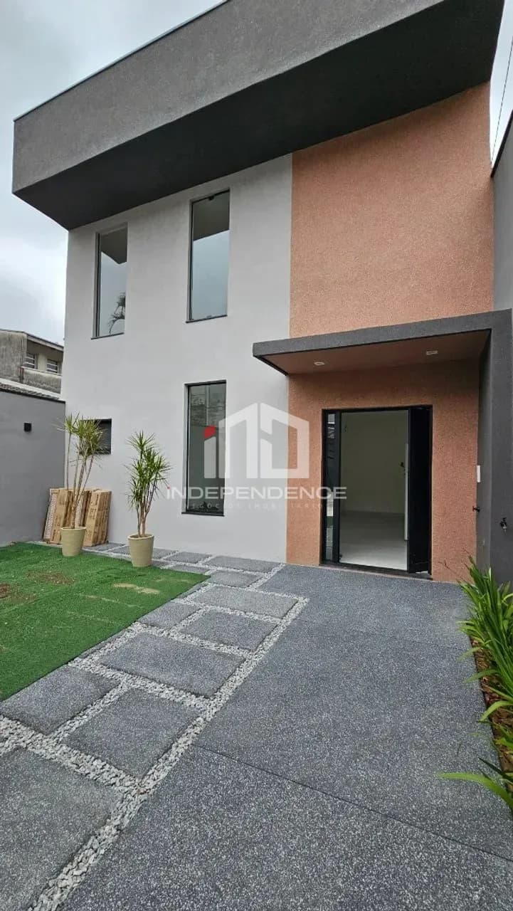Sobrado bem localizado com 220m² e 3 suítes, incluindo suíte no térreo com closet