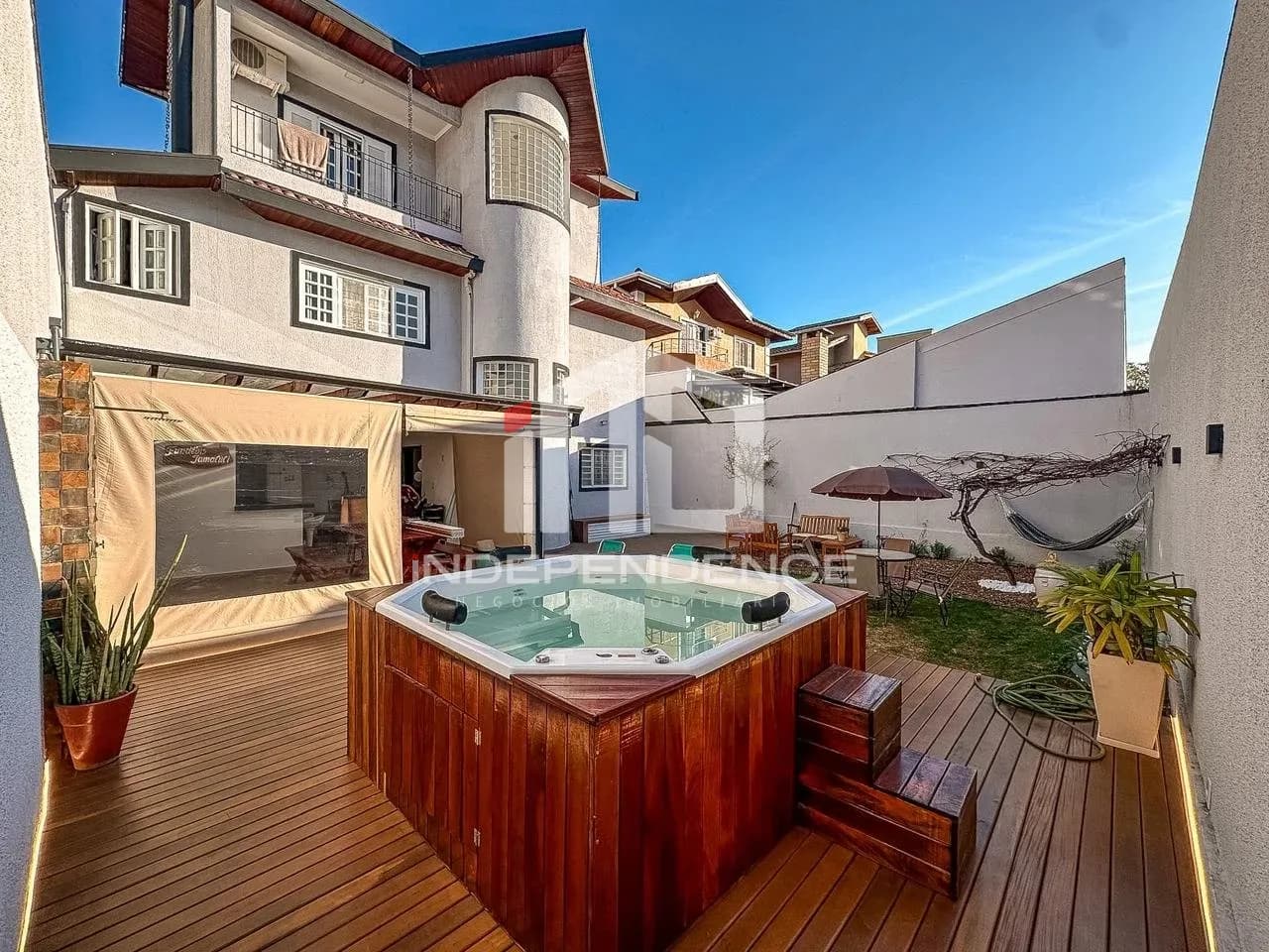 OPORTUNIDADE DE 1.790.000 POR 1.720.000 | Sobrado à venda, 5 Quartos sendo 2 suites Urbanova, São José dos Campos, SP
