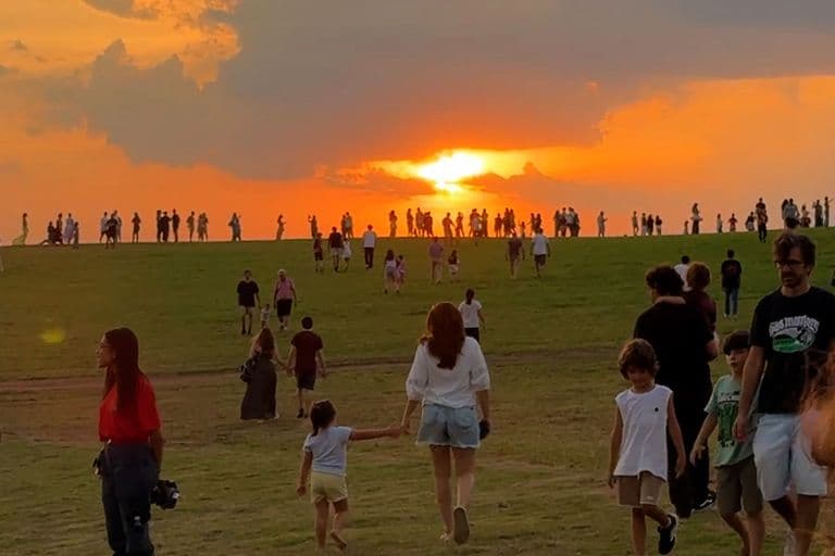 Parque Una São José dos Campos vive tarde de música, cultura e convivência ao pôr do sol